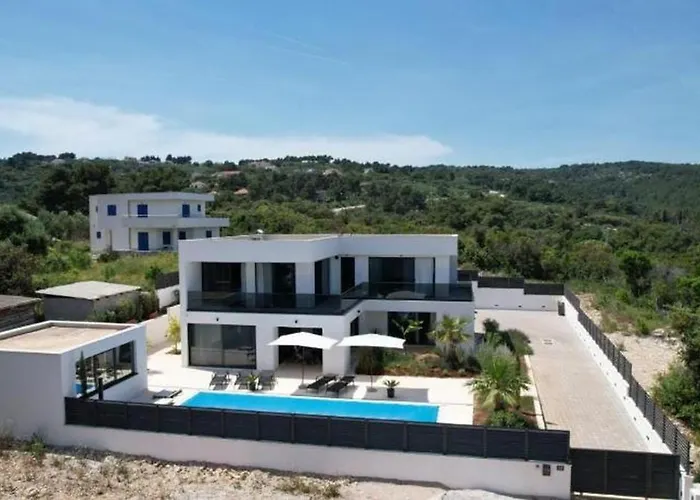 Vila Olynthia Rogac